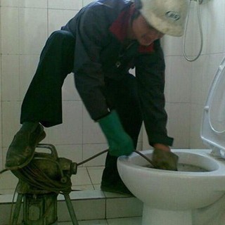 马桶被堵塞疏通马桶的价格大概多少钱一次